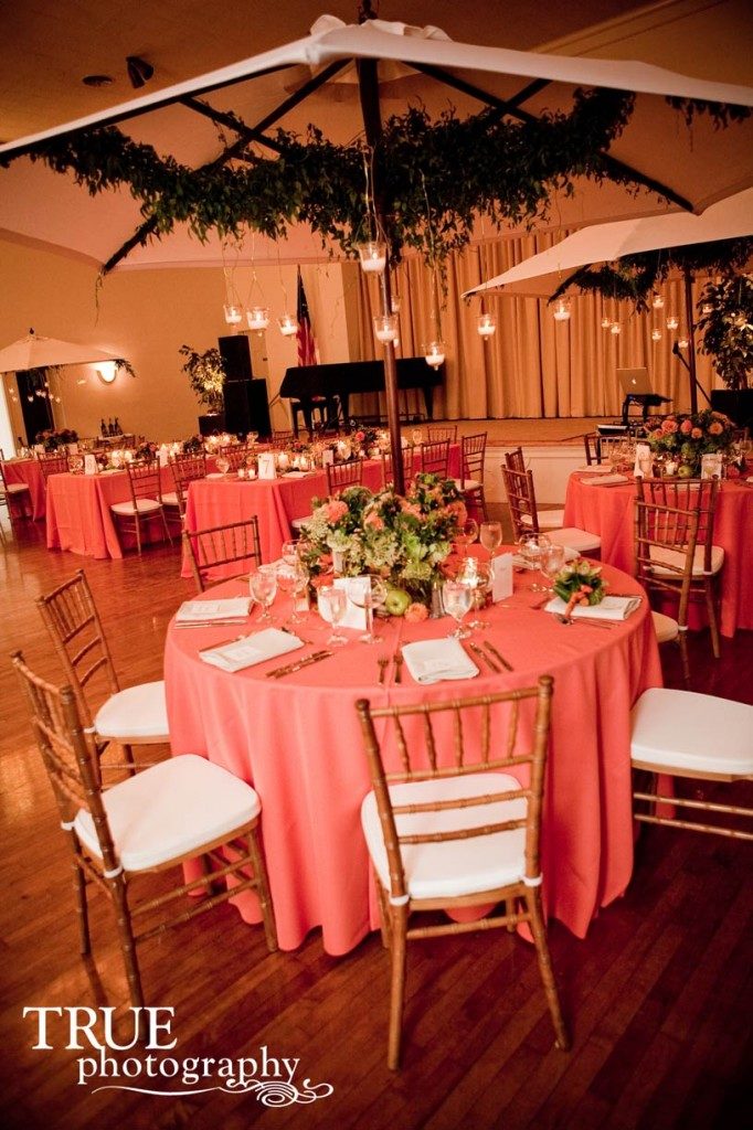 Témoins mariée, robe corail, couleur de mariage, thème corail, plan de table corail, lieu de réception, mariage, décoration corail
