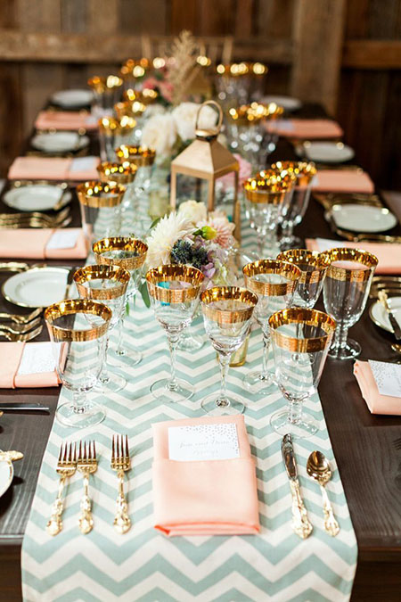 Témoins mariée, robe corail, couleur de mariage, thème corail, plan de table corail, mariage, nappe verte