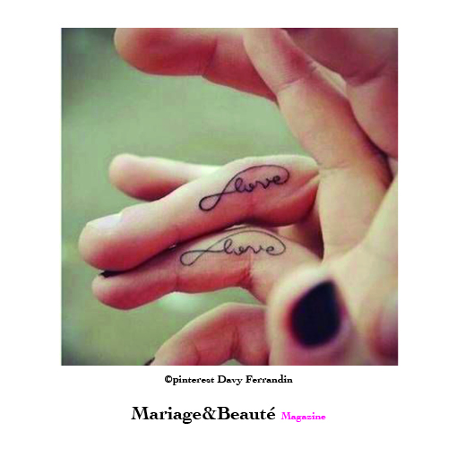 un tatouage pour son alliance de mariage, inscriptions