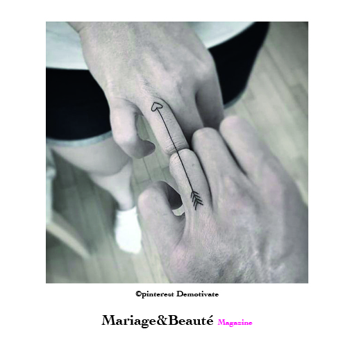 un tatouage pour son alliance de mariage, flèches, coeur