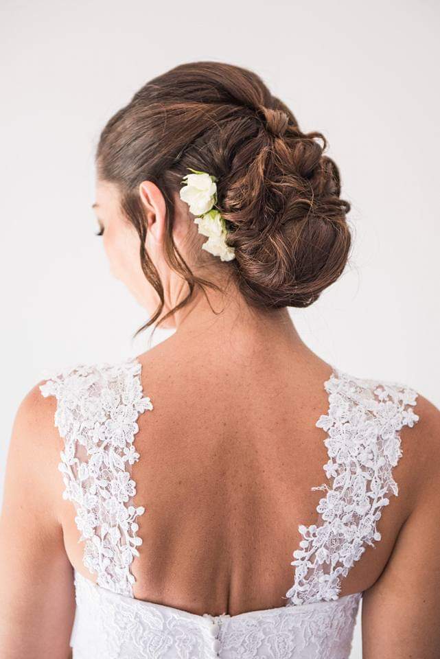 Chignon mariée, chignon coiffure, mariée, robe de mariée, dos bretelles robes de mariée, coiffure perpignan, coiffure de mariage perpignan, chignon mariée fleurs, camille coste créateur