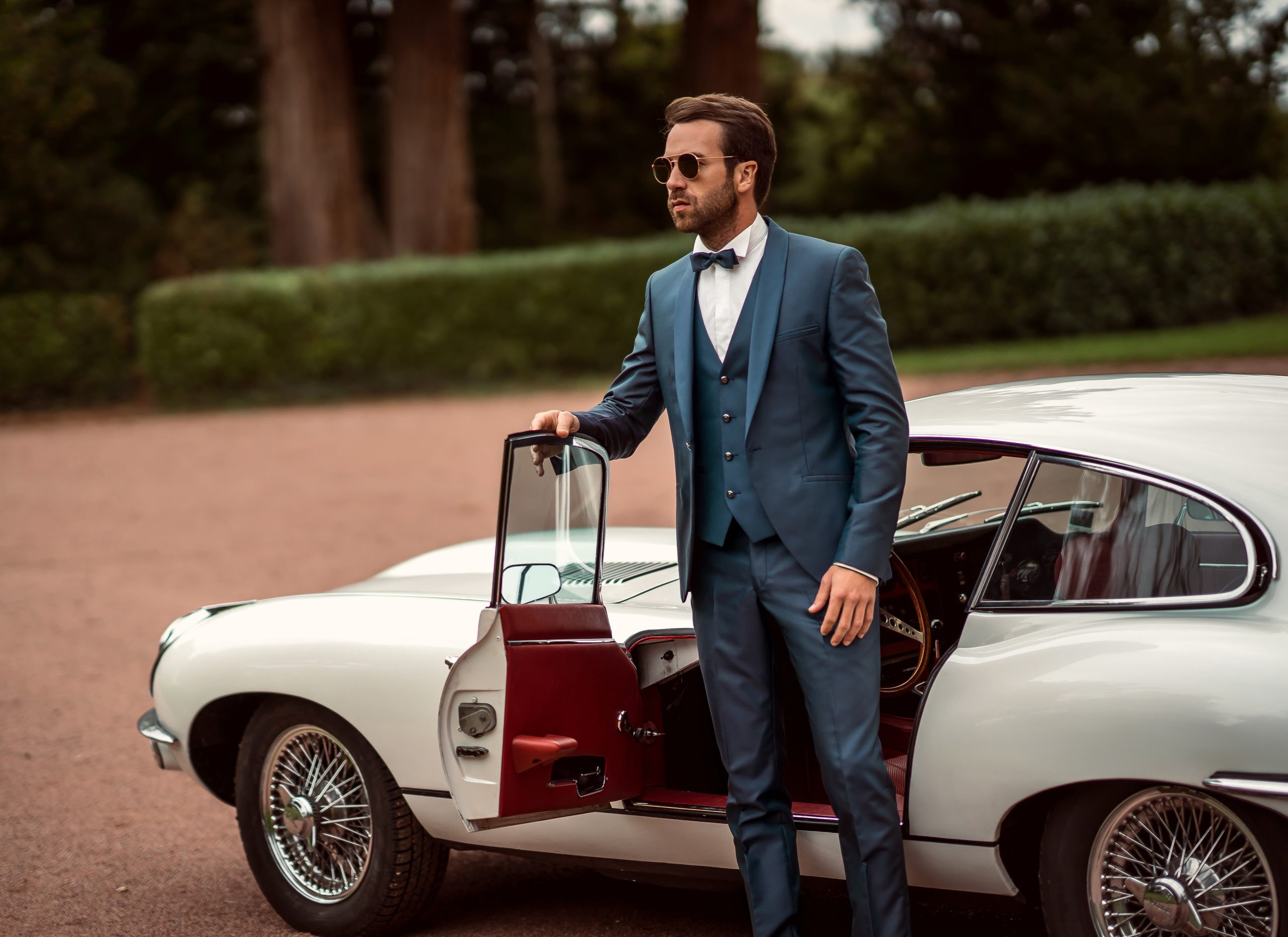 costume de mariage, costume trois pièces, gilet bleu, noeud papillon bleu, costumes de cérémonie, voiture de collection blanche, camilliano, boutique de costume perpignan, magasin de costume montpellier