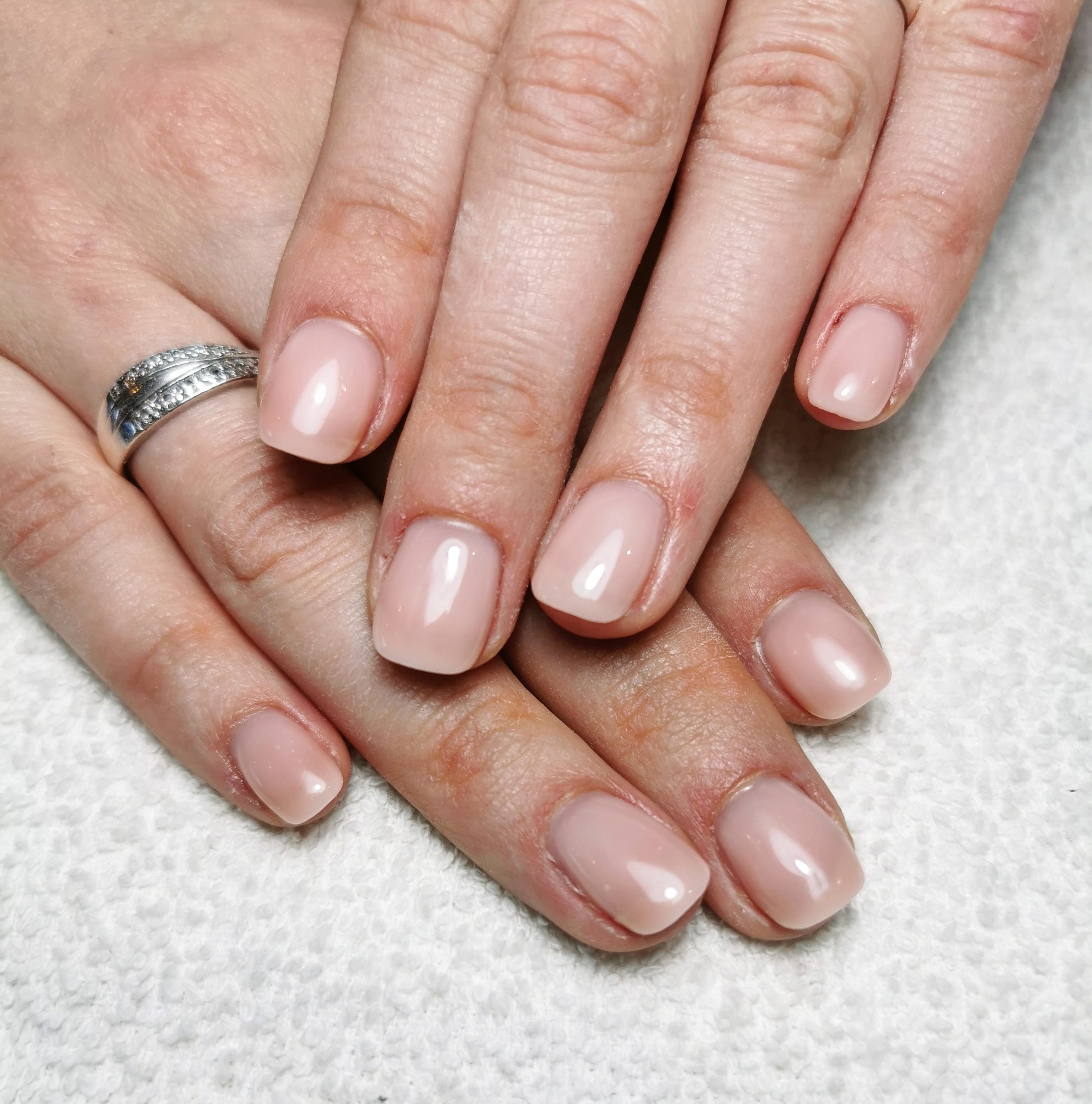 manucure, mains, vernis rose, manucure mariage, alliances, prothésiste ongulaire, institut nîmes