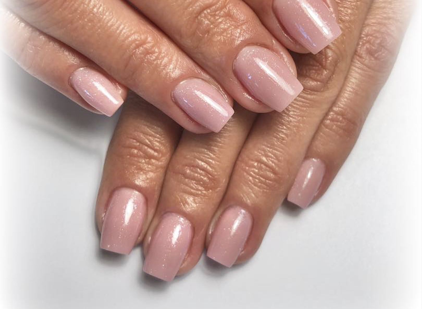 manucure mariée, vernis semipermanent, vernis rose poudré, vernis mariage, manucure de mariage, mariage, mains beauté, beauté des mains