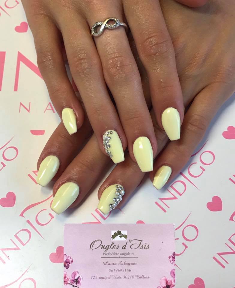vernis semi permanent, jaune et strass gris, manucure mariage, couleur année 2021