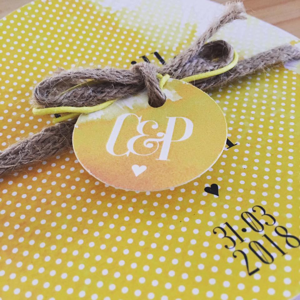 fairepart jaune et gris, seeu soon à Montpellier, fairepart mariage, jaune et pois blanc, ficelle marron, couleur année 2021 décoration de mariage