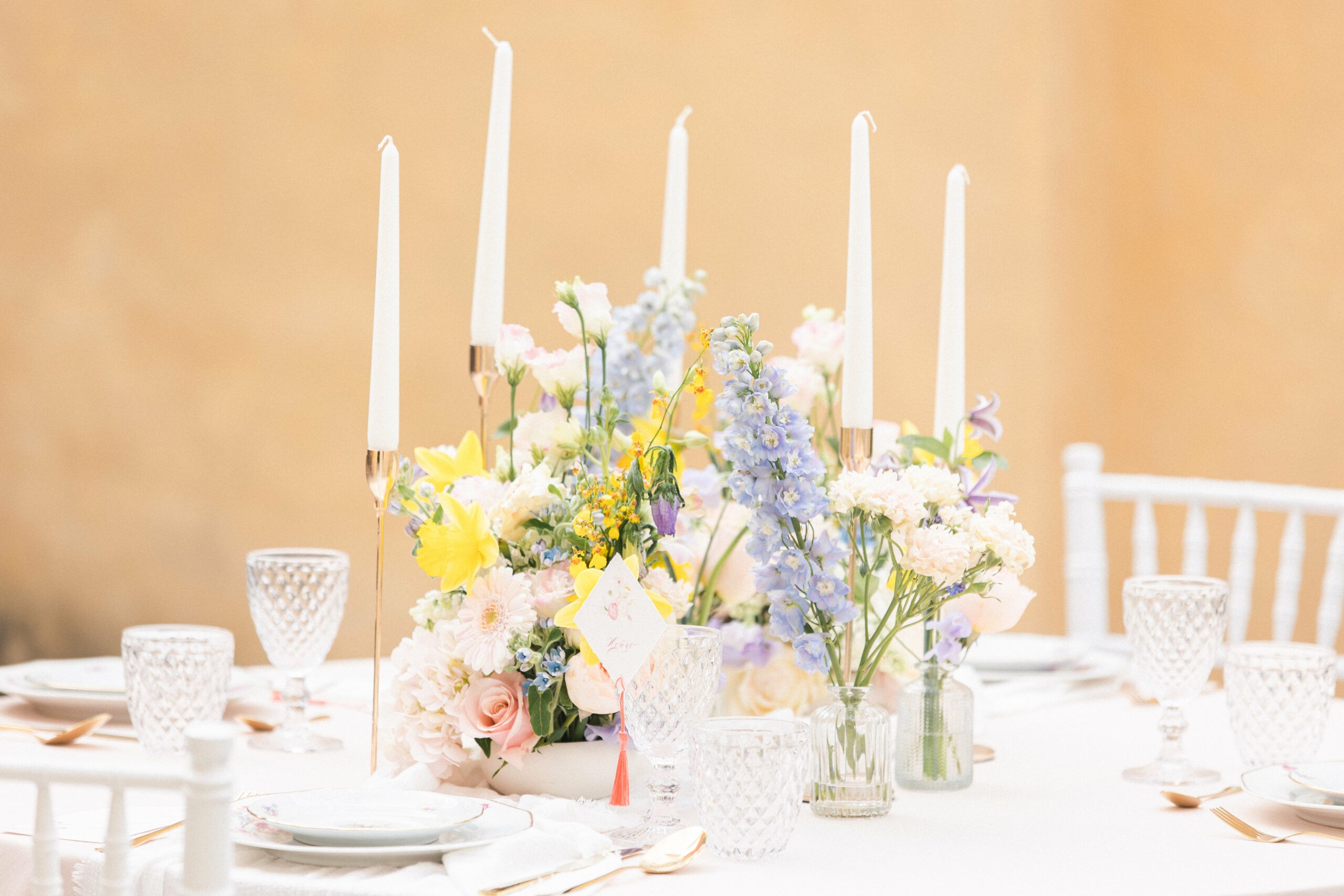 décoration de table de mariage, thème Fine Art, magazine de mariage, chaise Chiavari blanche, verre mariage, assiette, chandelier décoration de mariage, thème Fine Art, magazine de mariage Montpellier, inspiration mariage Montpellier et Nîmes