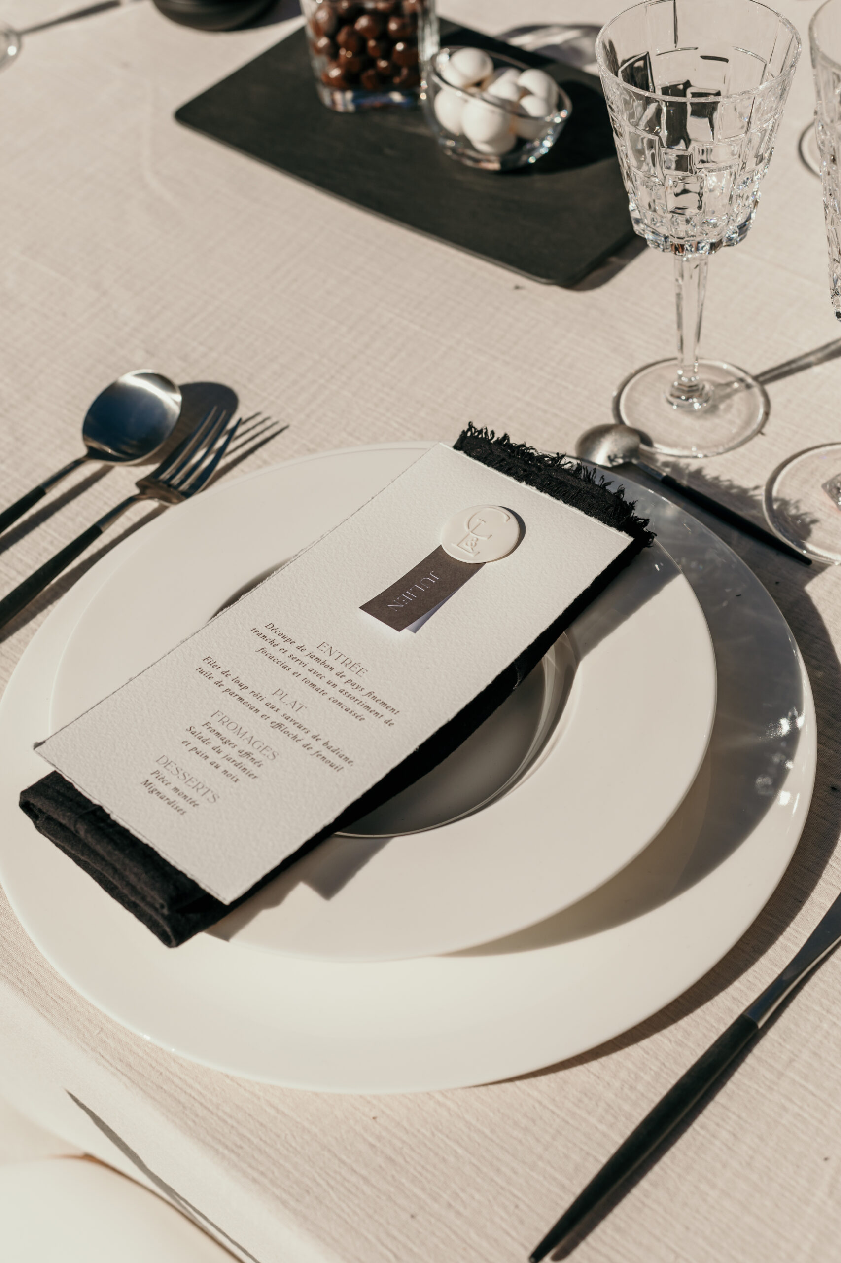 couverts, art de la table, serviette noire, menu mariage, cachet de cire blanc, couverts Cupitol, verre éco-crystal, assiettes porcelaine, décoration de table mariage, art de la table haut de gamme, magasin décoration Sète, magasin art de table Montpellier, Home by Asa