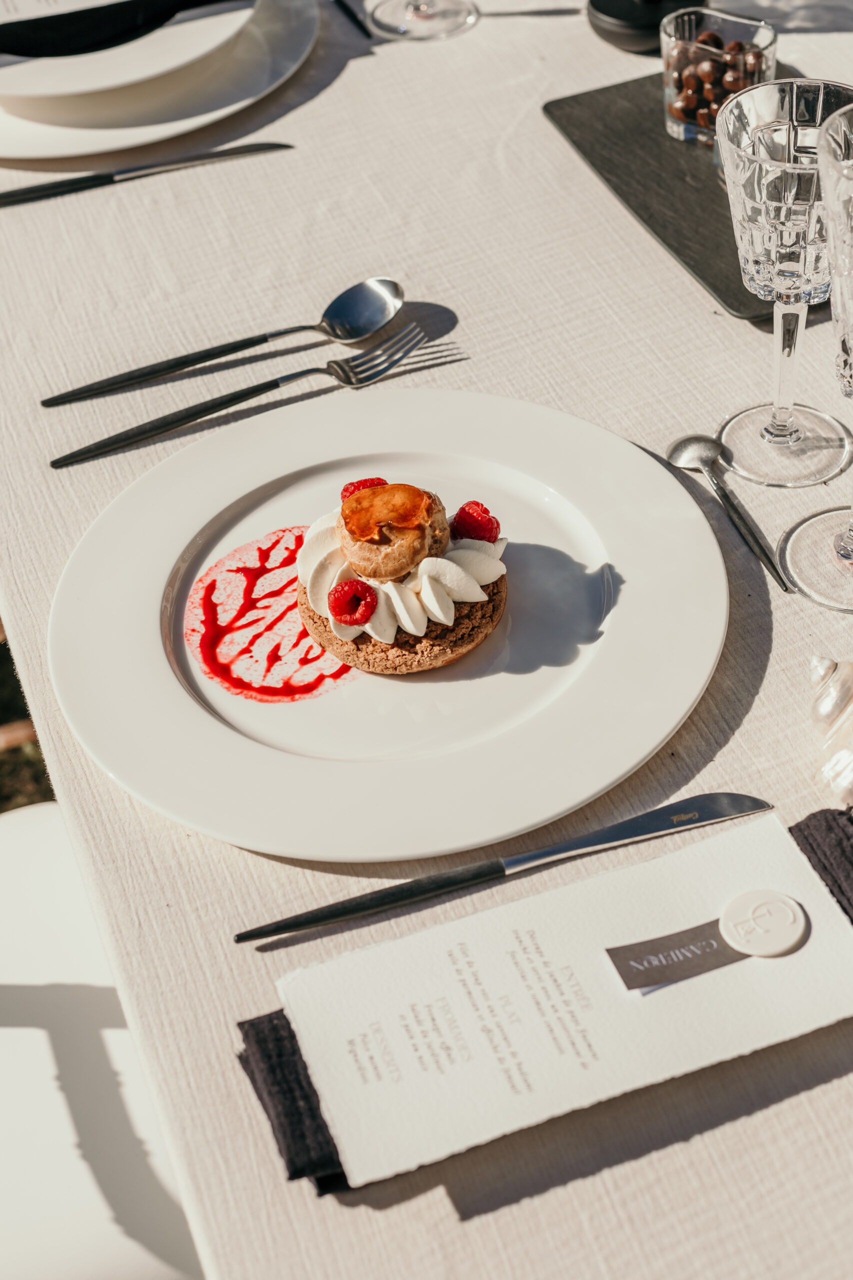 assiette en porcelaine, boutique art de la table haut de gamme, dessert framboise, traiteur Cabiron Montpellier, menu mariage, verre en eco-crystal, couvert cupitol, vase en porcelaine, boutique décoration Montpellier, boutique art de la table Sète, Home by Asa