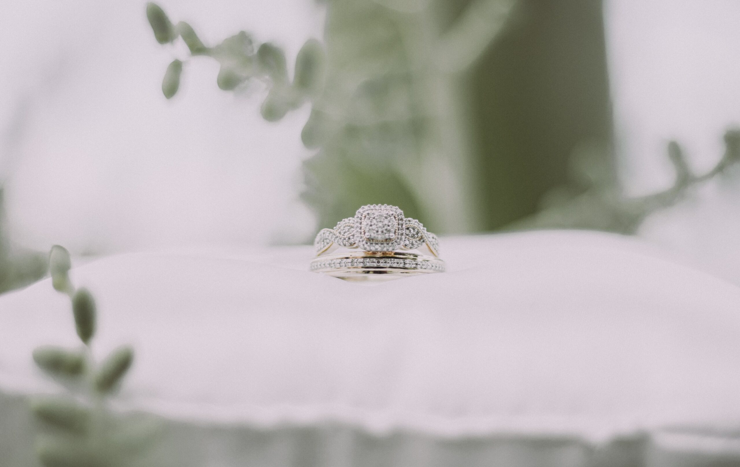 alliance or blanc mariage, alliance diamants, mariage original, bague en or mariage, adapter son alliance à son couple