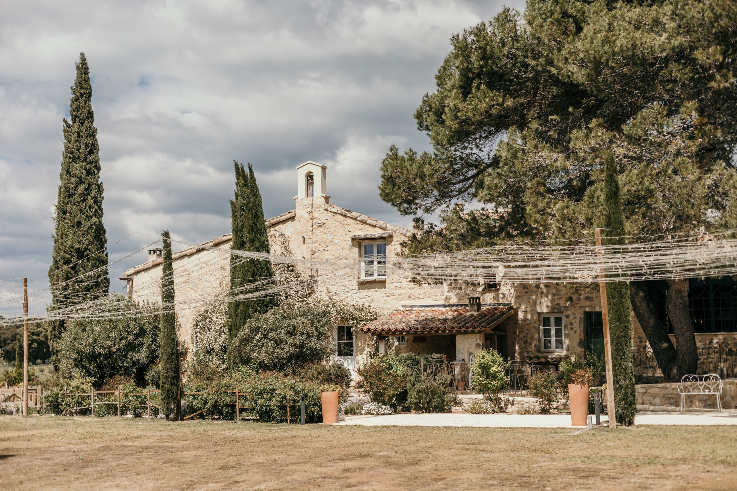 Domaine mariage, Le Grand Belly, lieu de réception haut de gamme, mariage luxe, domaine en Provence, domaine en pleine nature, piscine à débordement, orangerie, paillote, baie vitrée, Domaine Nîmes
