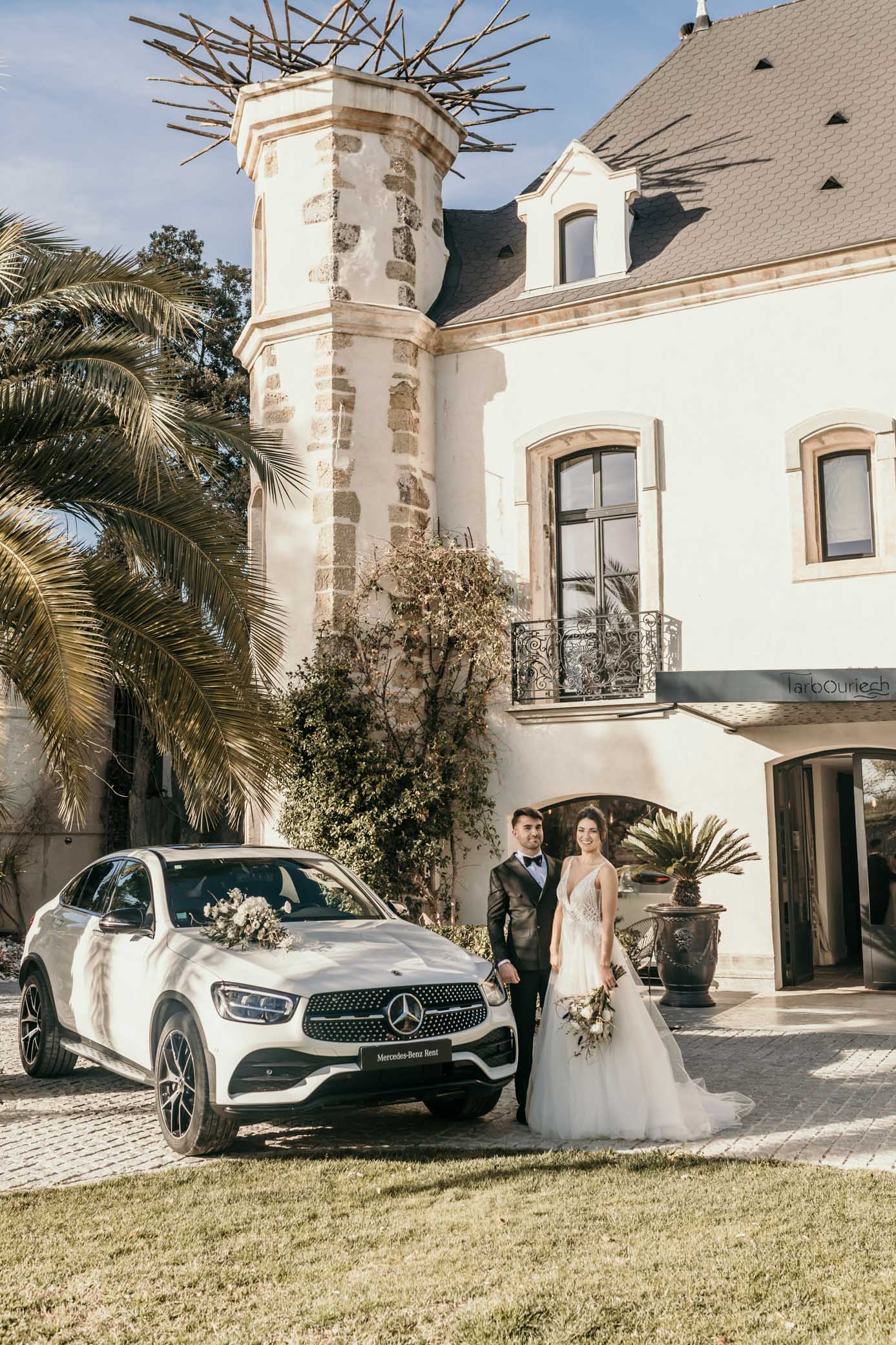 Mercedes location voiture mariage, vehicule blanc, location voiture de luxe Béziers, location voiture luxe Perpignan, mariage, couple de mariés, domaine Tarbouriech