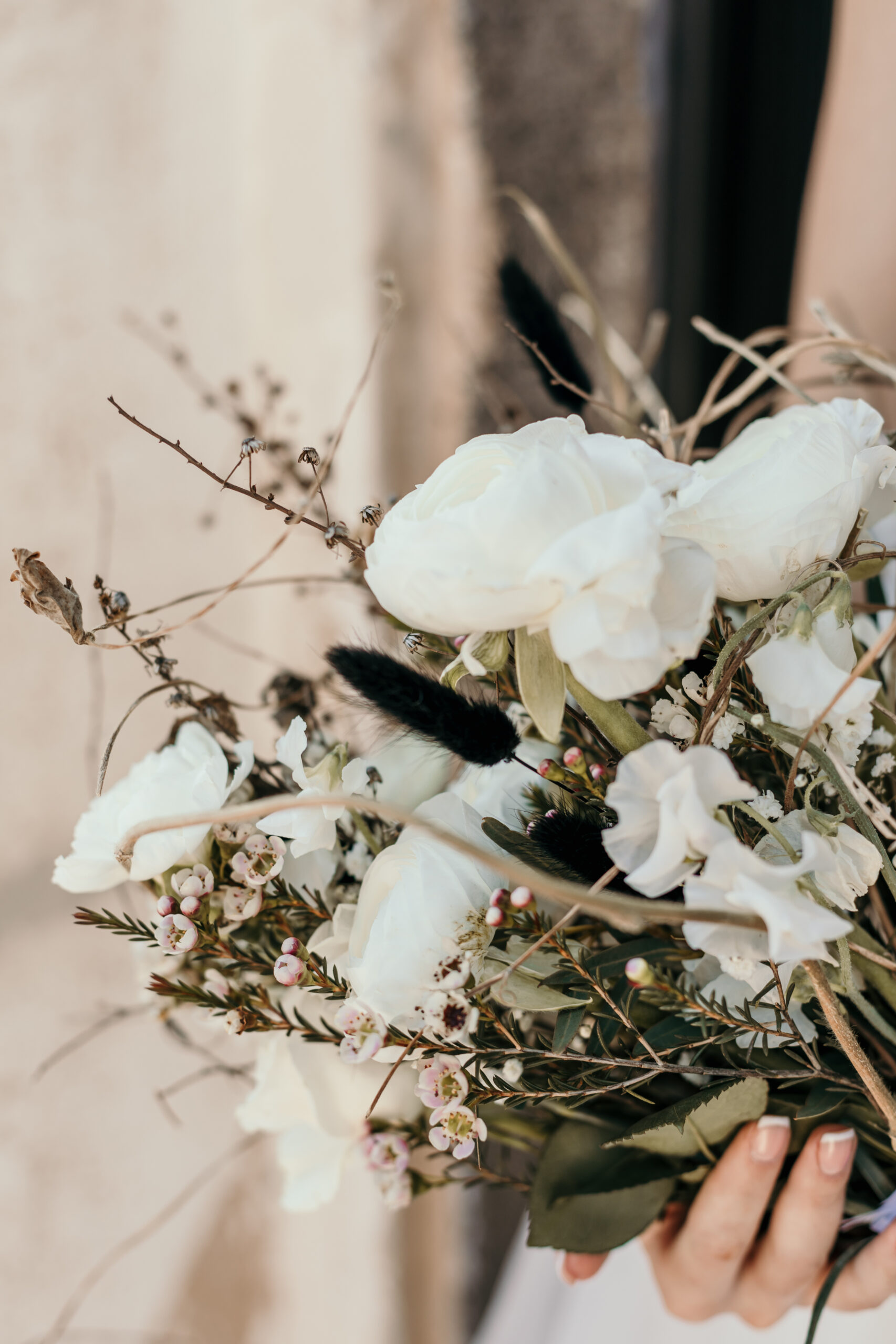 bouquet de mariée, fleurs noire et blanche, feuillage vert, bouquet de mariée Montpellier, fleuriste mariage Montpellier, fleuriste mariage Béziers, fleurs mariage, inspiration mariage Montpellier, domaine Tarbouriech à Marseillan, Noir Intense