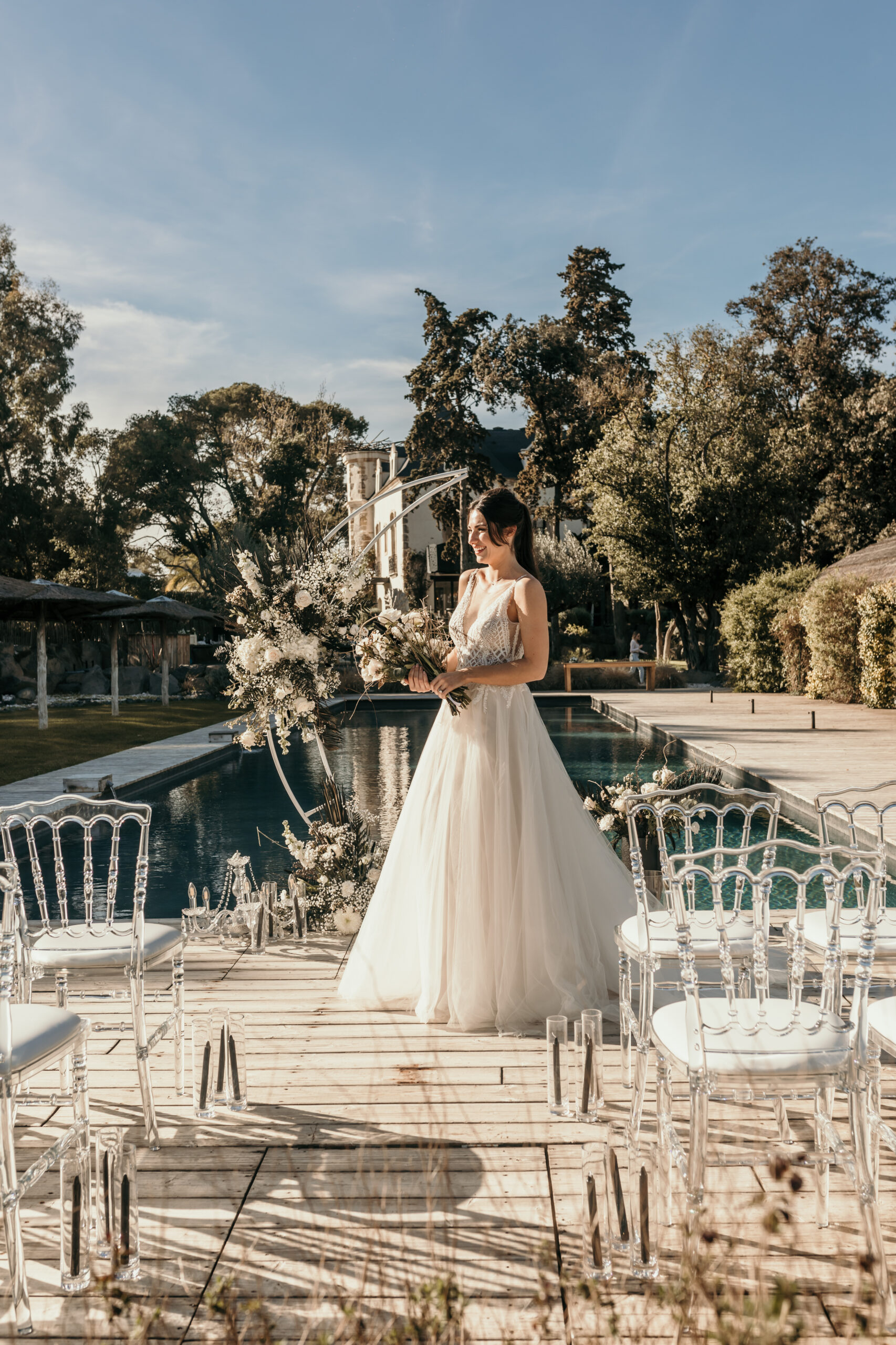 cérémonie laïque mariage, piscine, chaises transparentes Napoléon, arche demi lune, bougies noires, Cameron Vallière Miss Languedoc-Roussillon 2022, domaine Tarbouriech à Marseillan, inspiration mariage, noir intense, robe de mariée princesse