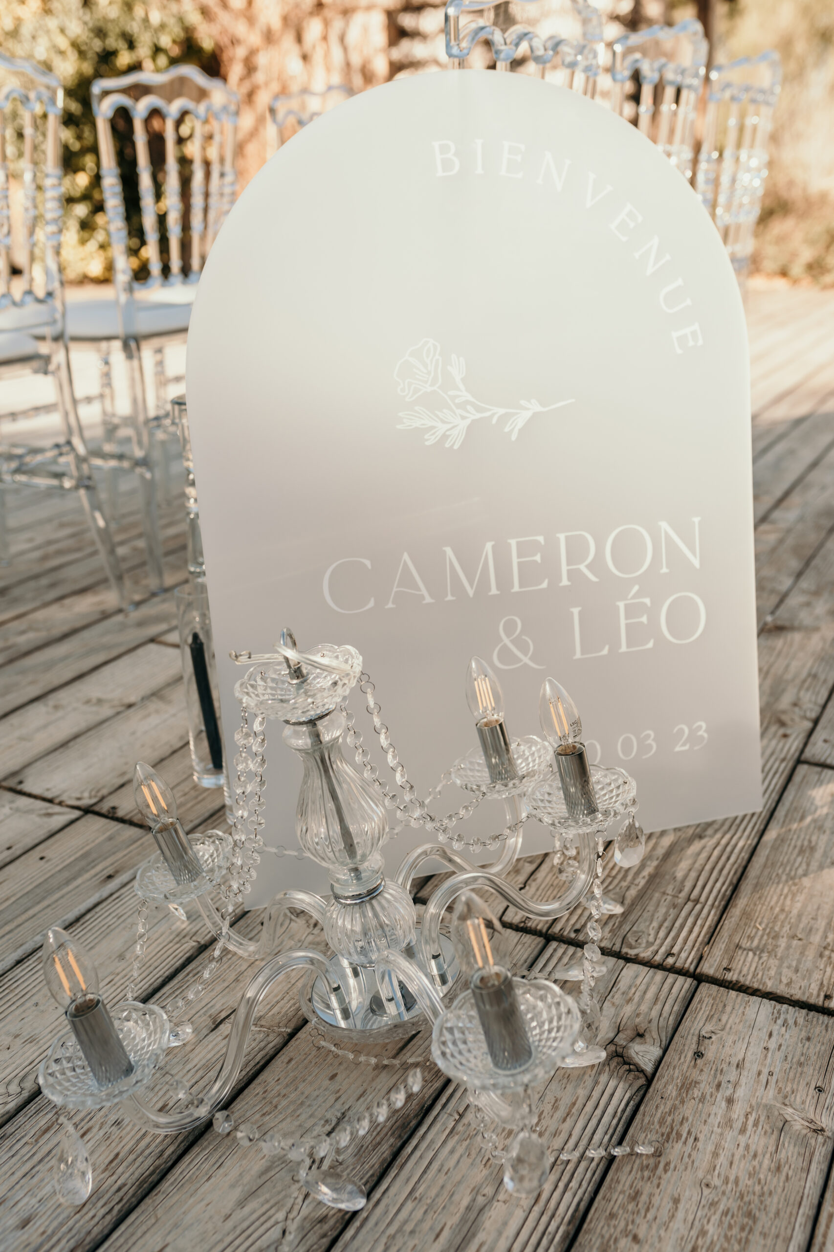 panneau de bienvenue, plexiglas flou, lustre pampille transparent, chaises Napoléon transparentes, cérémonie laïque, piscine, domaine Tarbouriech, Inspiration mariage; thème noir intense