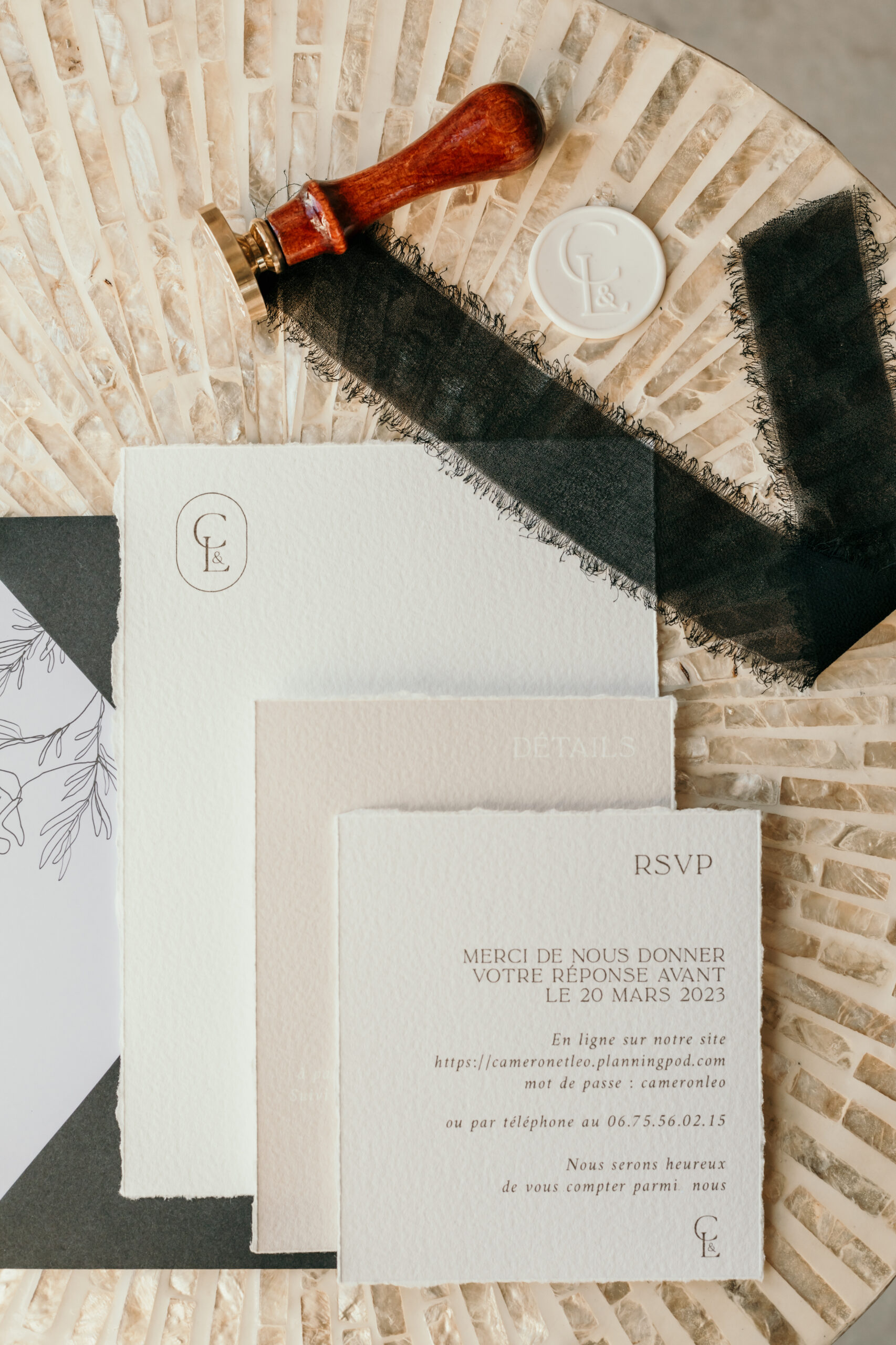 flatlay, papeterie mariage, thème noir, beige et blanc, ruban noir, sceaux beige, enveloppe noire, papier clair, sceau marron, inspiration mariage élégant, noir intense, domaine de Tarbouriech à Marseillan, mariage Montpellier, inspiration mariage Montpellier, papeterie mariage Montpellier, papeterie mariage Béziers