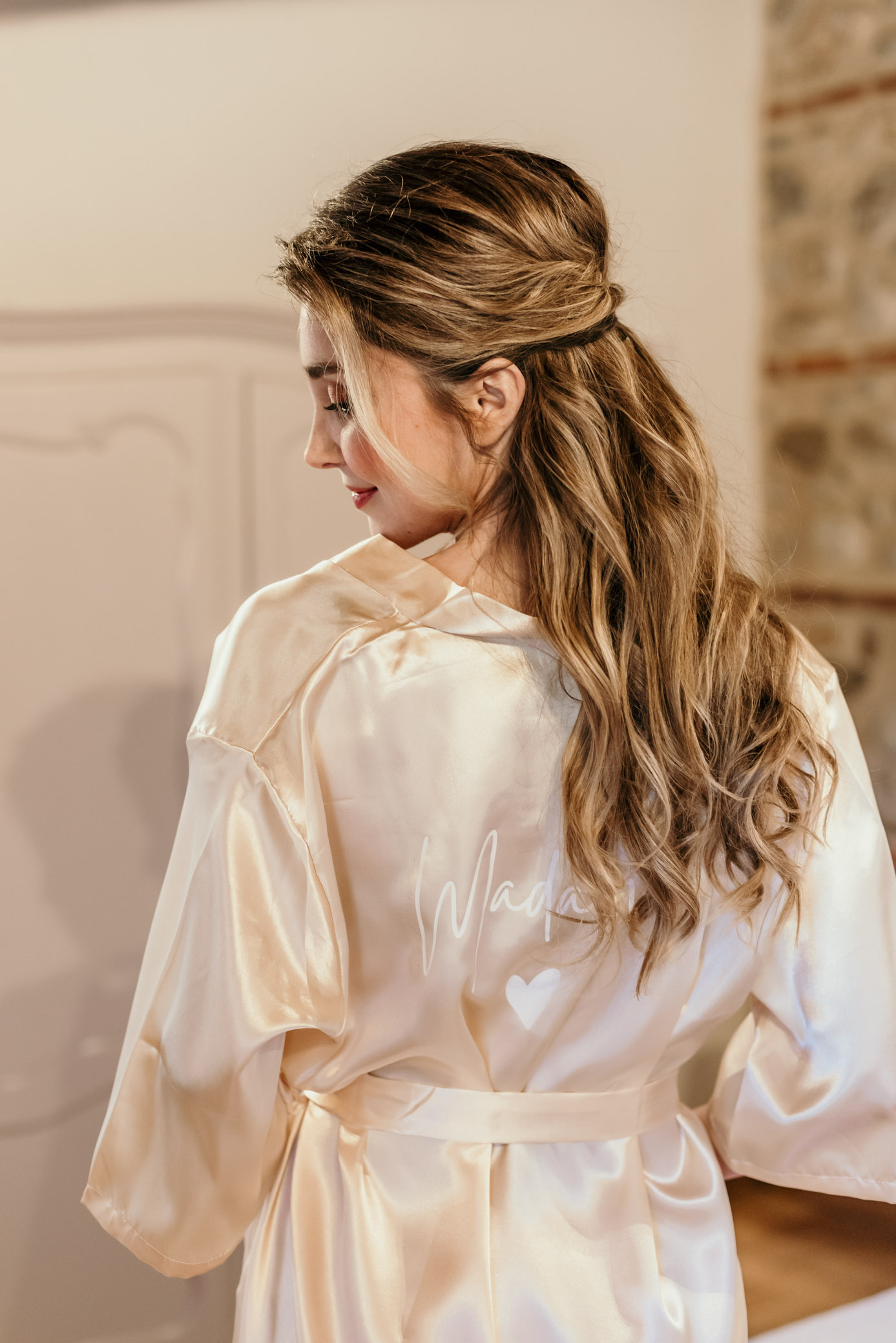 coiffure de mariée, peignoir Bridal, peignoir de mariée, coiffure mariage cheveux longs, thème Just Funny