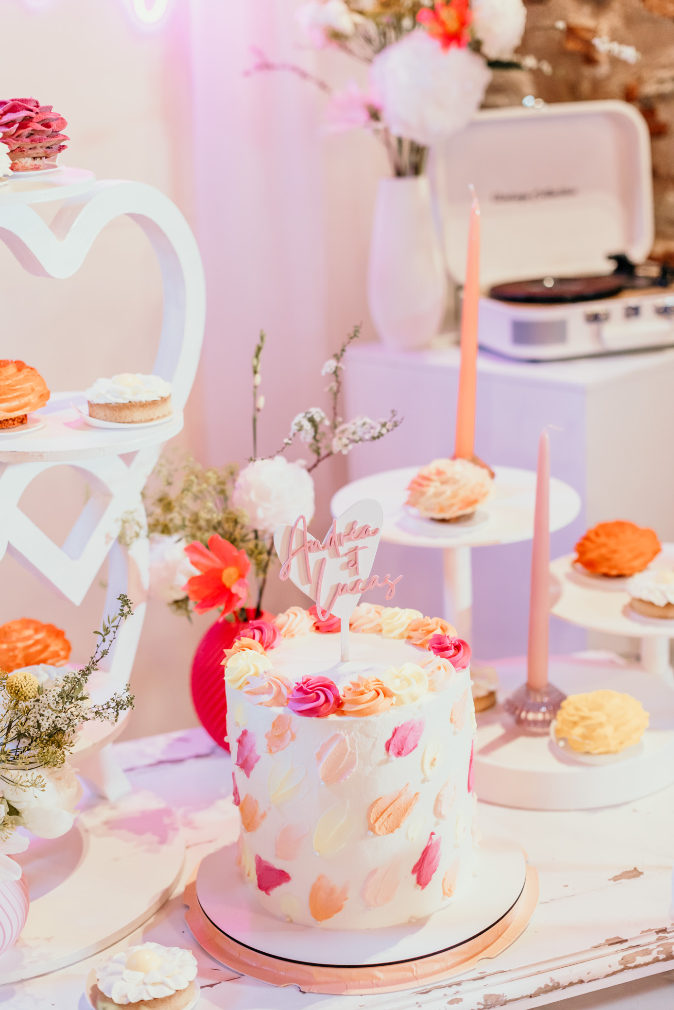 gâteaux mariage, wedding cake, cup cakes, entremets forme fleurs, thème mariage Just Funny
