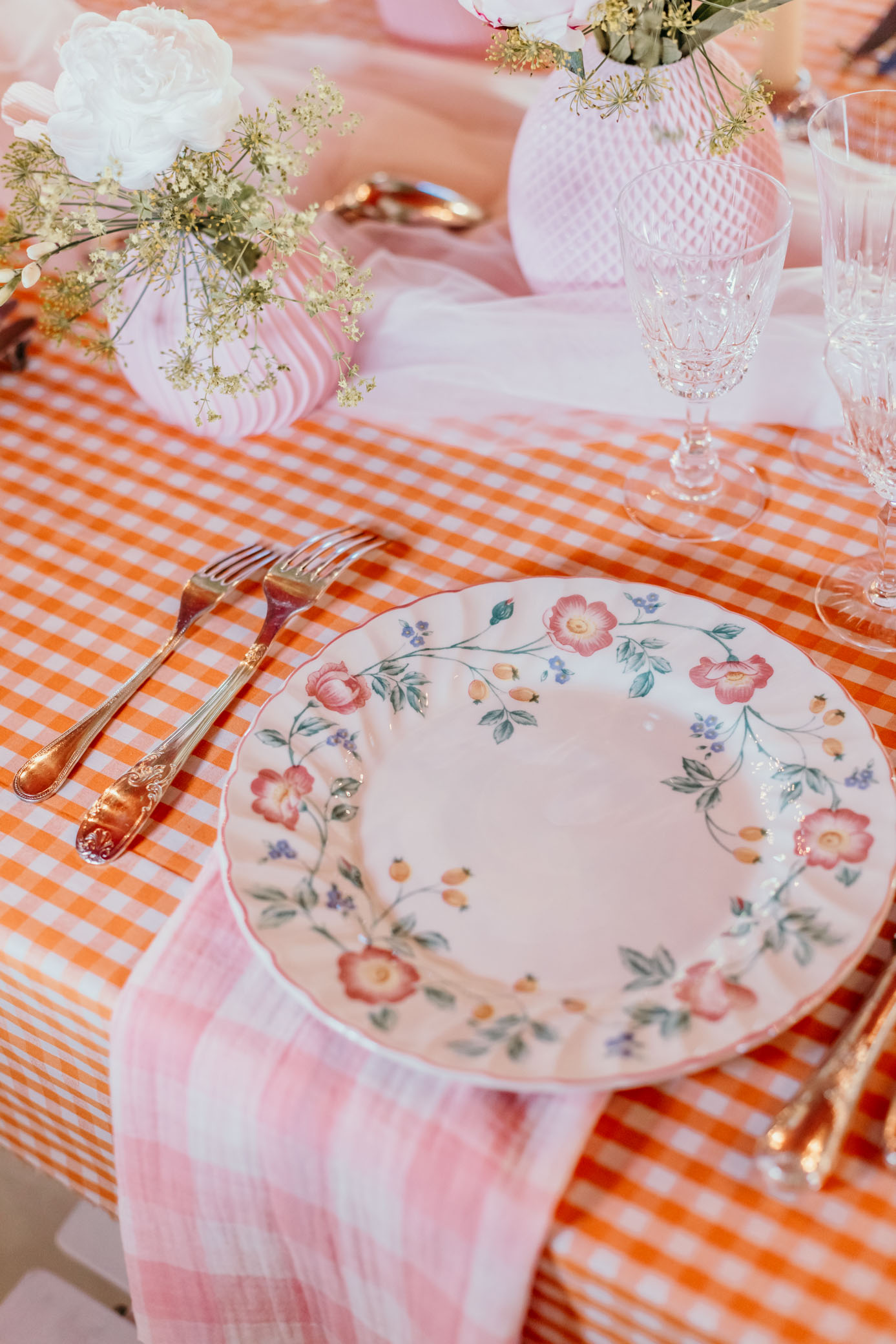 table des mariés, thème Just Funny, assiettes porcelaine, motif fleurs, nappe Vivhy orange, serviette Vichy rose, location de vaisselle ancienne Perpignan