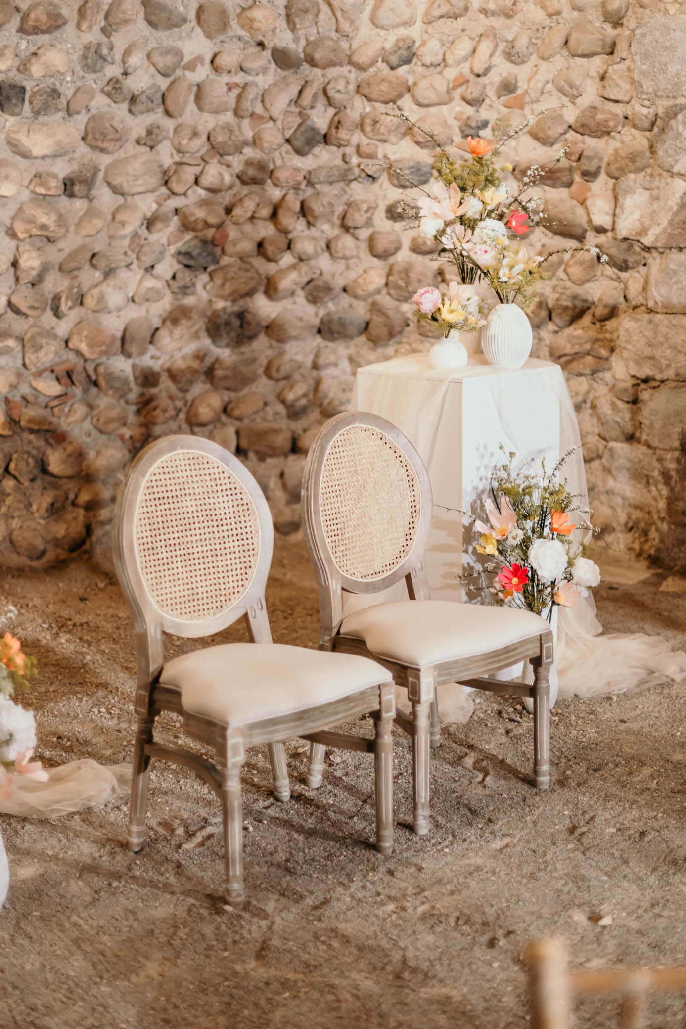 chaises médaillon en bois, cérémonie laïque mariage, thème de mariage Just Funny
