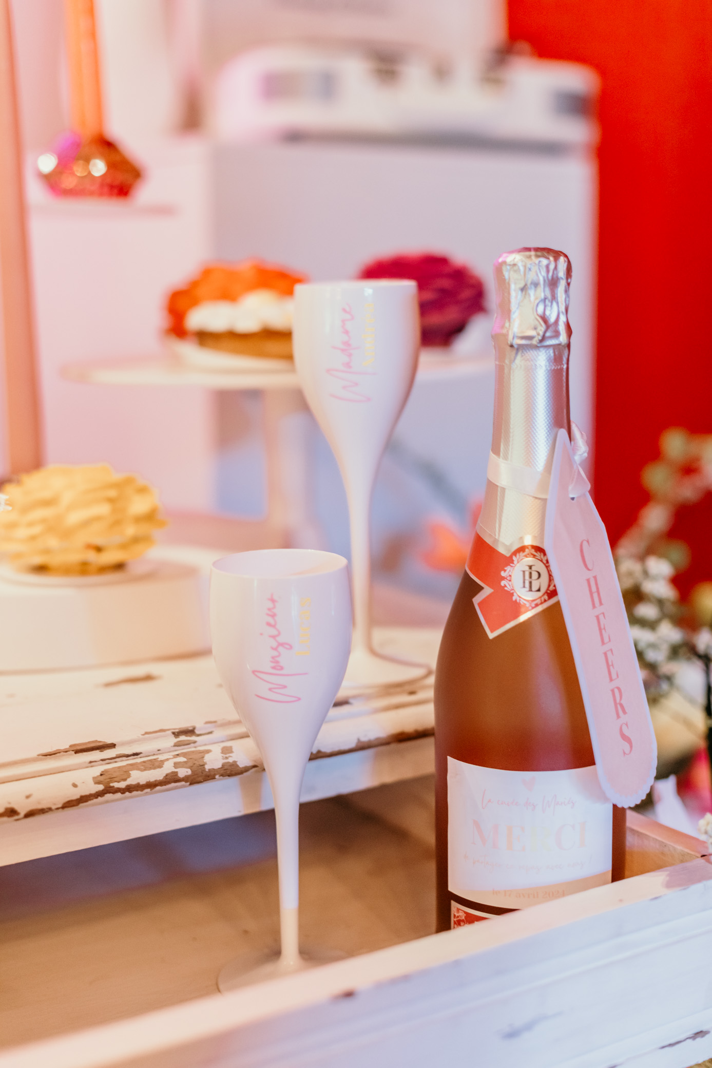 objets personnalisés mariage, coupe de champagne, champagne, étiquette de bouteille personnalisées, gâteaux individuels mariage, thème mariage Just Funny