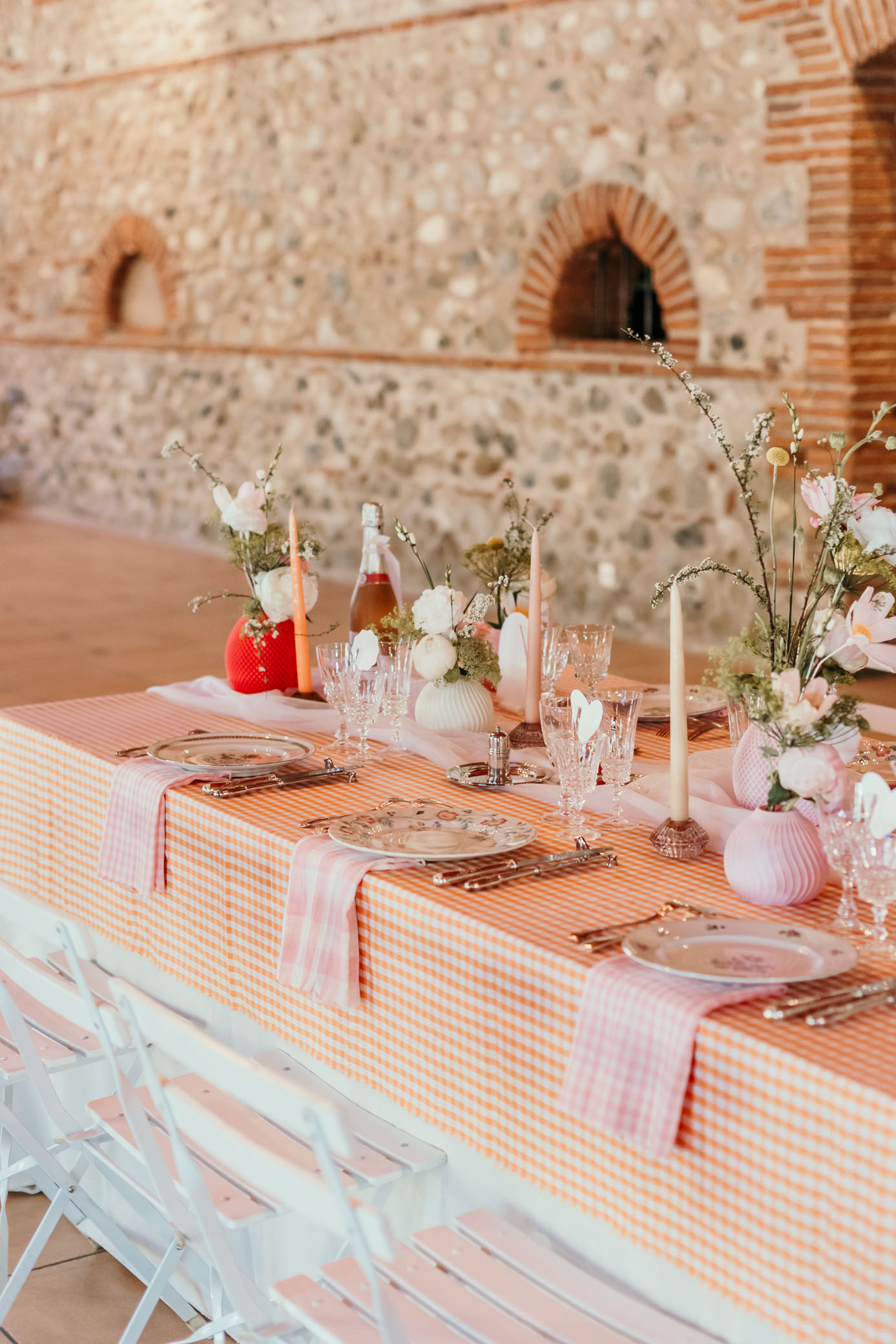 tables des mariés, thème Just Funny, nappe Vichy orange, serviette Vichy rose, verre cristal, assiettes en porcelaine, motif fleurs, fleurs papiers et fraîches, Château Nadal Hainaut, mariage Perpignan