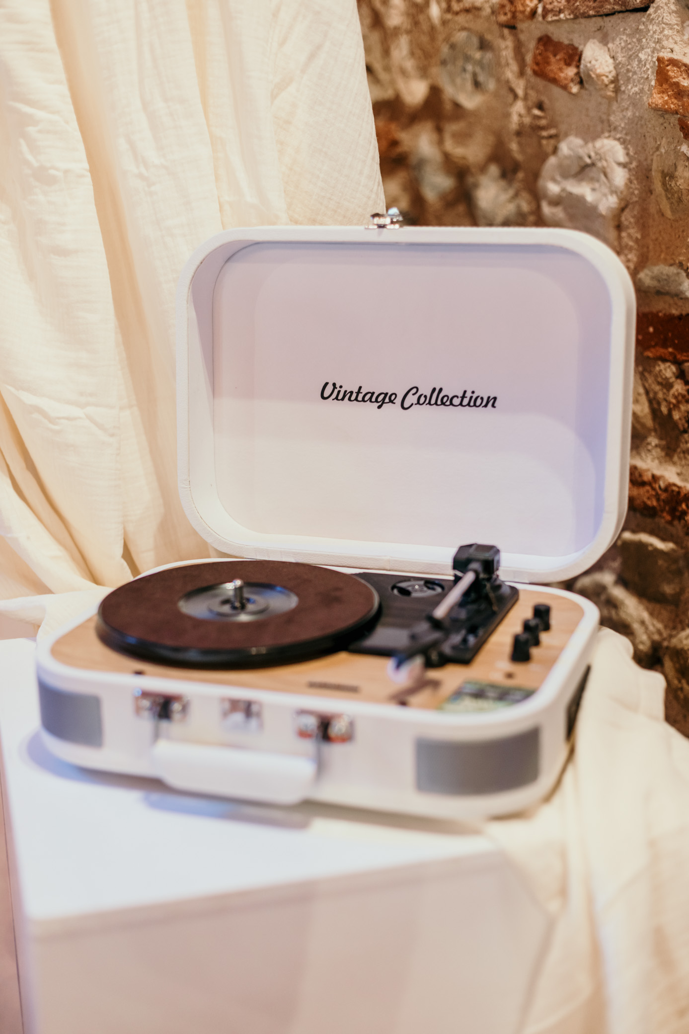 tourne disque vintage blanc, thème mariage romantique