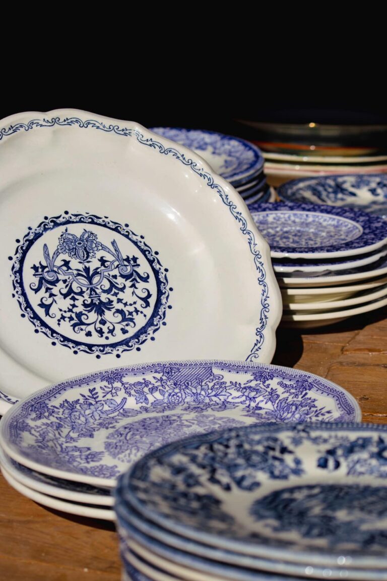 Assiettes bleues vintage Collection Stella Maris Perpignan 768x1151