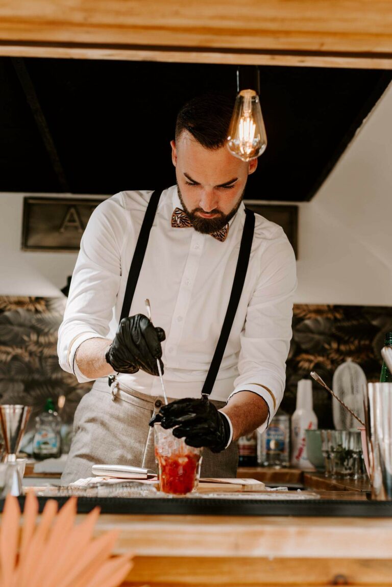Baba Caravane Bar Loic barman 768x1151