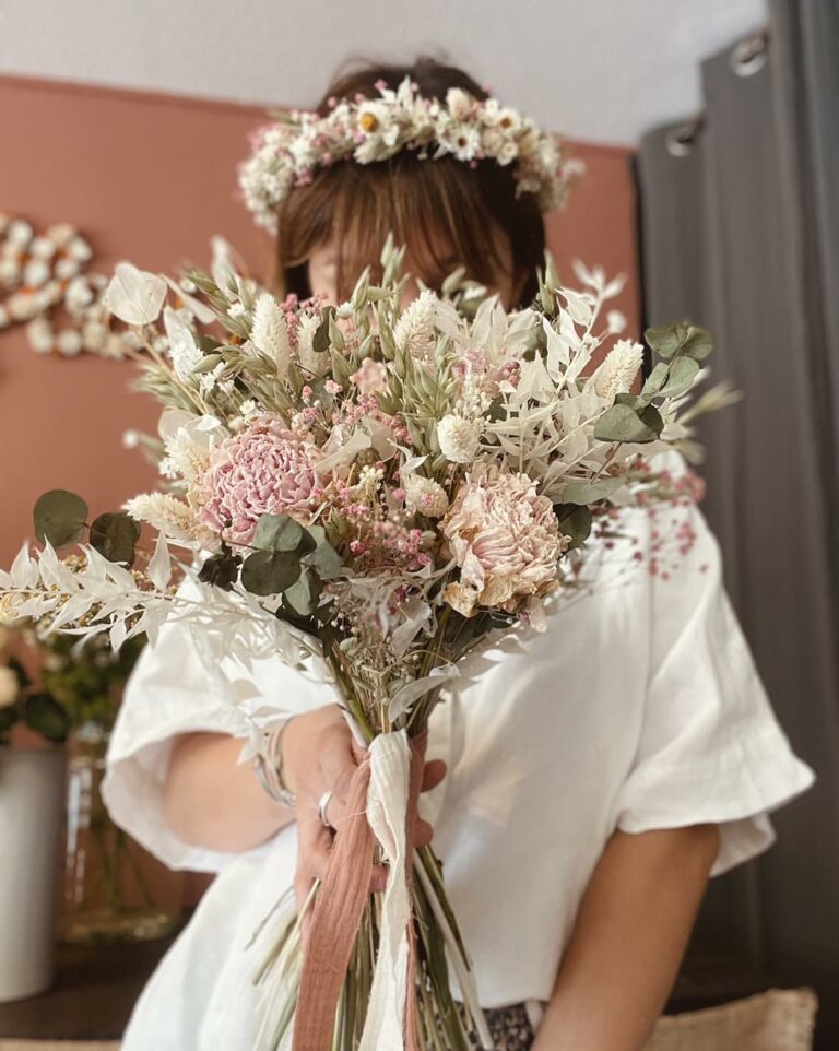 Bouquet de mariee et couronne de fleurs Sauvage et Fleurie 768x962