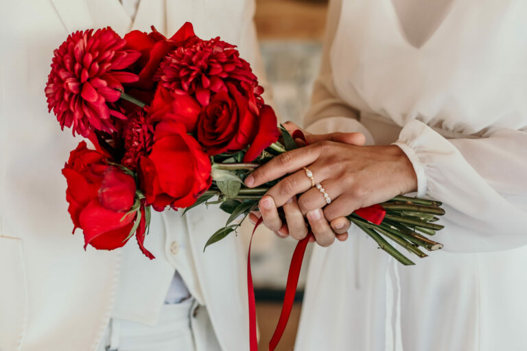 Bouquet mariage rouge Atlelier Bloomday fleuriste Montpellier Nimes Magazine Mariage Beaute scaled 1 768x512