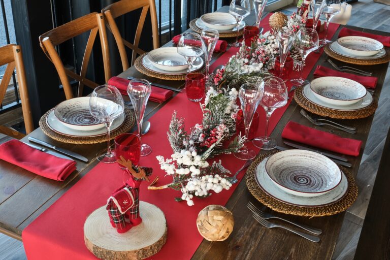 Chaise boheme en bois art de la table chemin de table rouge assiettes location de vaisselle mariage evenement votre Perpignan Carcassonne et Narbonne 768x512