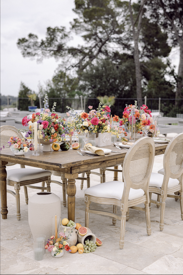 Chaises Medaillon et table en bois location de mobilier mariage Le Hangar Location a Beziers 768x1153