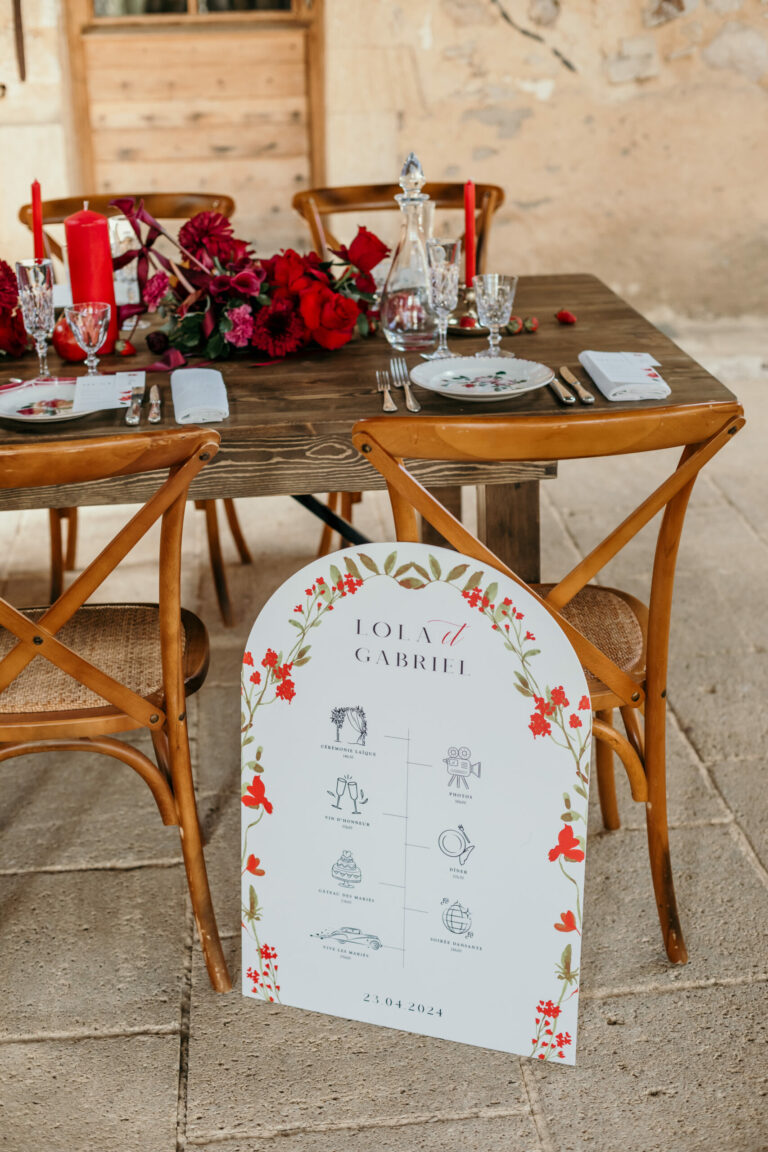 Chaises en bois mariage ad sud reception Montpellier scaled 1 768x1152
