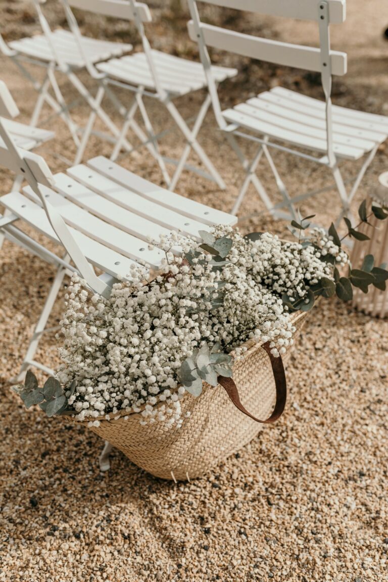 Chaises squares blanches mariage Le Hangar scaled 1 768x1152