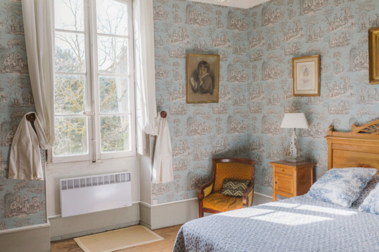Chambre maries Chateau Guilhem MariageBeaute scaled 1 768x512
