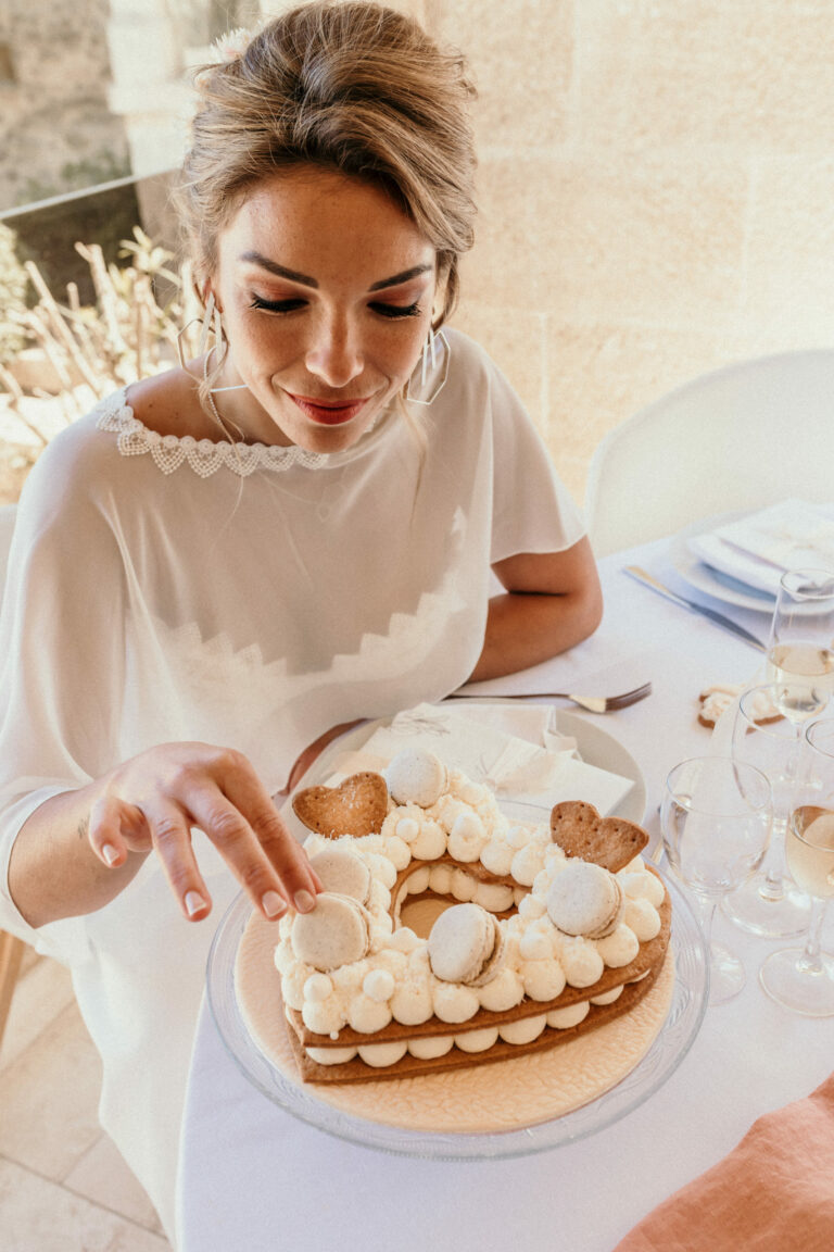 Christy savoure un gateau de Cooking Cakes scaled 1 768x1152