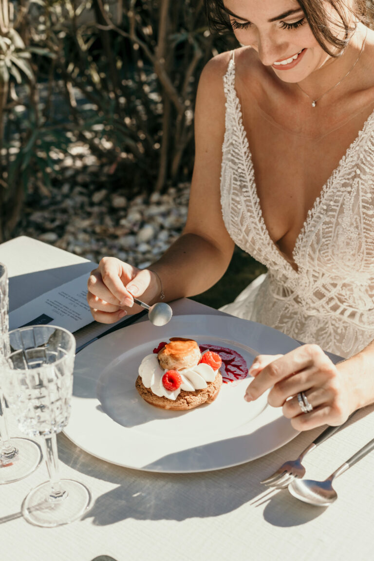 Dessert a la framboise par le Traiteur Cabiron Montpellier Magazine Mariage Beaute 573 scaled 1 768x1152
