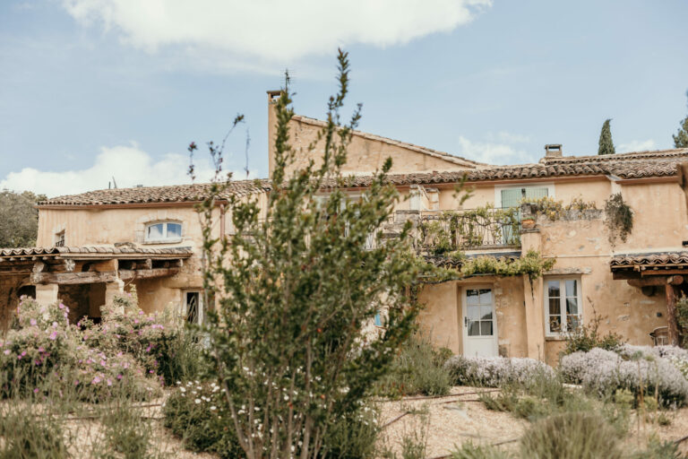 Domaine Le Grand Belly exterieur Magazine Mariage Beaute scaled 1 768x512