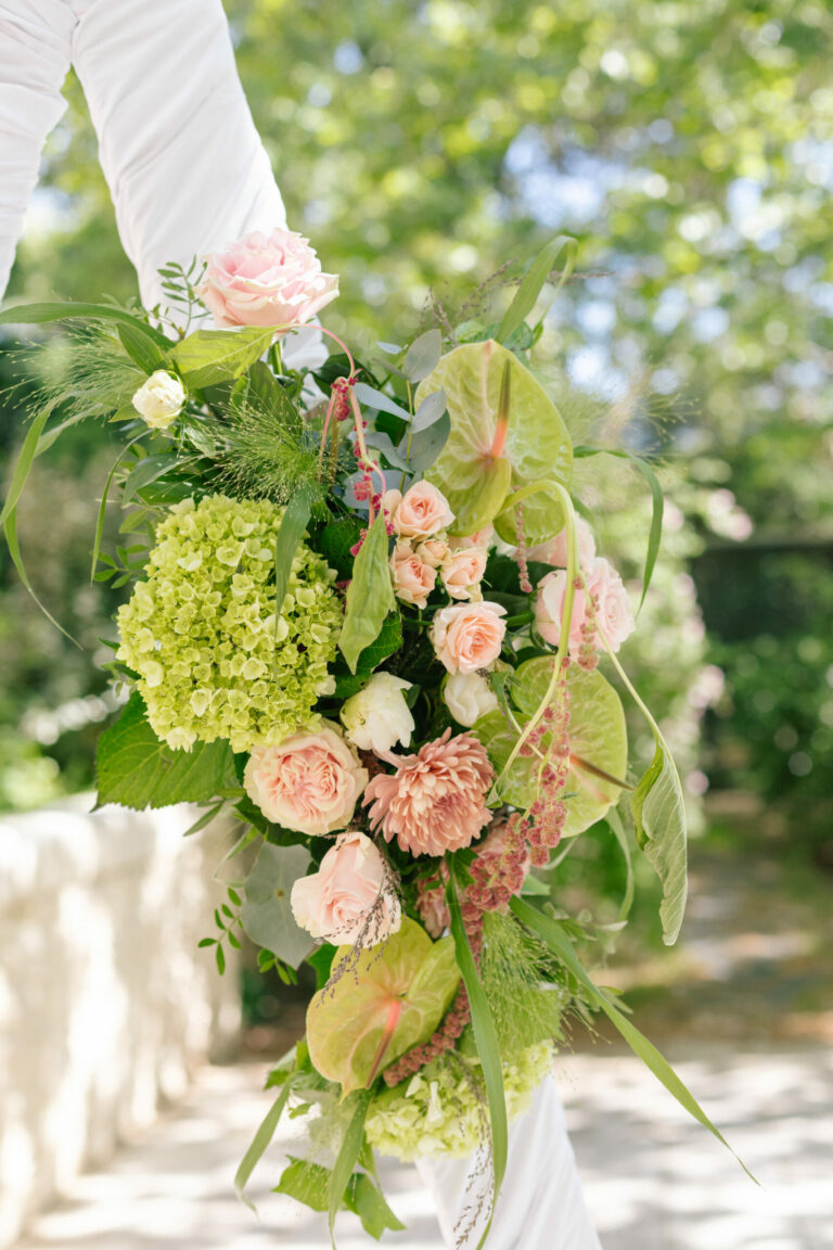 Fille de Fleuriste Fleuriste mariage Nimes arche florale scaled 1 768x1152