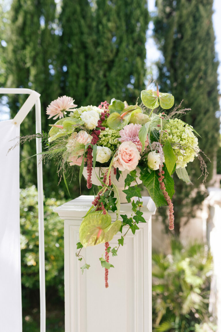 Fille de Fleuriste Fleuriste mariage Nimes supports floraux mariage scaled 1 768x1152
