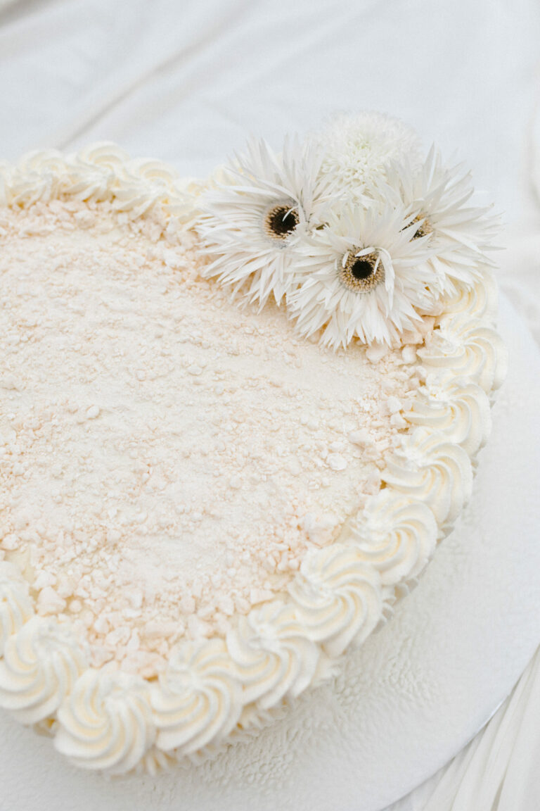 Gateau de mariage signe Cooking Cakes Mariage Beaute Magazine scaled 1 768x1152