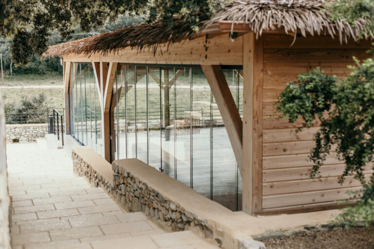 La paillote du domaine Le Grand Belly Magazine Mariage Beaute scaled 1 768x512