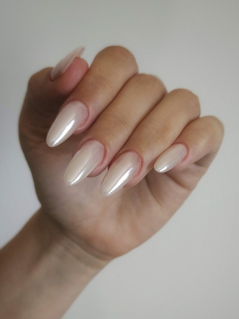 Ongles antracite La Loge de Charlene scaled 1 768x1024