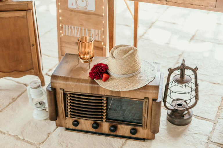 Radio vintage lanterne Nimesia a Nimes scaled 1 768x512