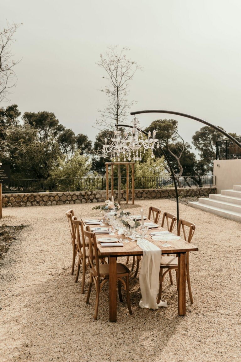 Table et chaises en Bois pampilles Location mobilier Le Hangar scaled 1 768x1152