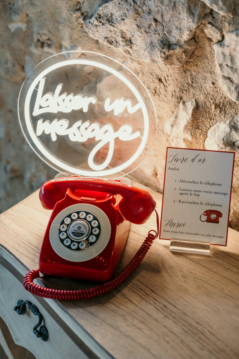 Telephone livre dor audio rouge mariage Aurelien Monet scaled 1 768x1152