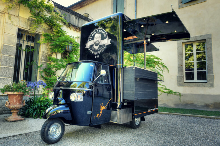 Triporteur food truck Le Bar a glaces de Benjamin mariage scaled 1 768x512