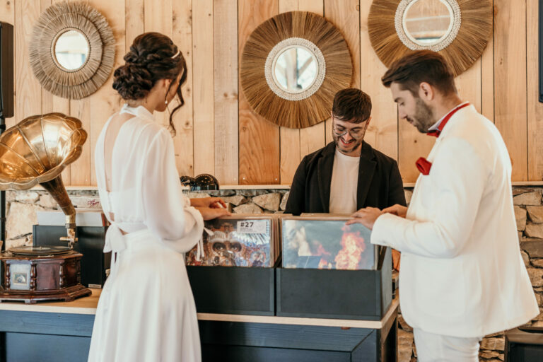 bar a vinyles mariage Aurelien Monet Dj Nimes Magazine Mariage Beaute scaled 1 768x512