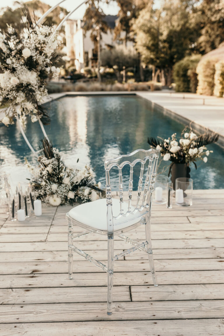 chaise Napoleon transparente Le Hangar a Beziers Magazine Mariage et Beaute 768x1152